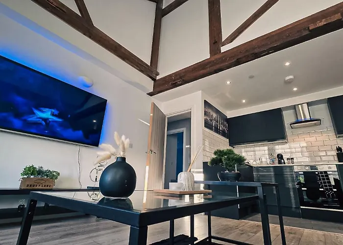 Urban View Apartment - Sleeps 6